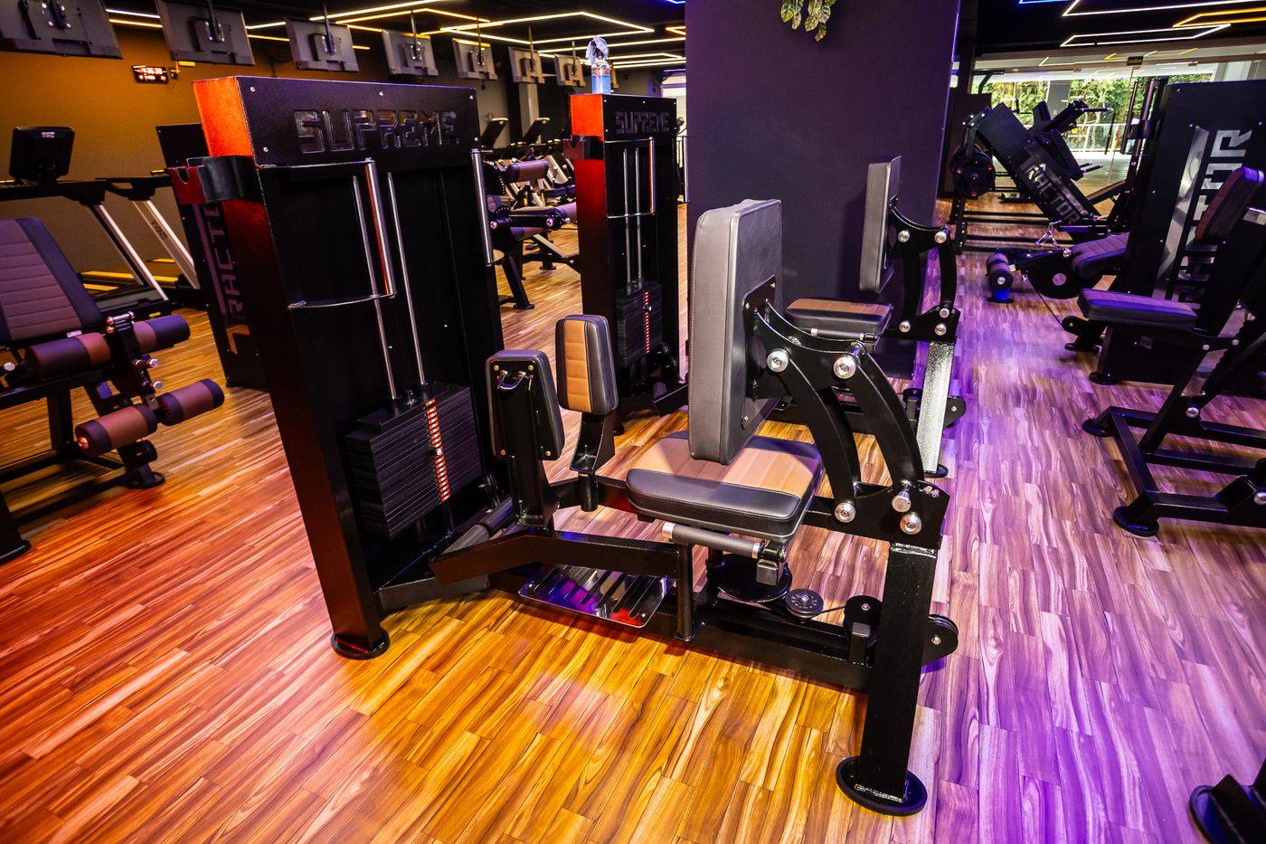 Sala ampla de academia com equipamentos de musculação Tractor instalados